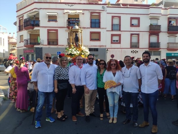 Un total de 40 carrozas llenan de color el paseo marítimo de Salobreña durante la Romería del Sur