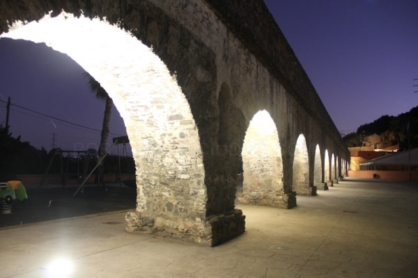 El Ayuntamiento de Almuñécar ilumina el tramo de acueducto de Torrecuevas