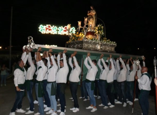 Torrecuevas vivió ayer el día grande de sus fiestas con la procesión de la Virgen Madre y los fuegos artificiales