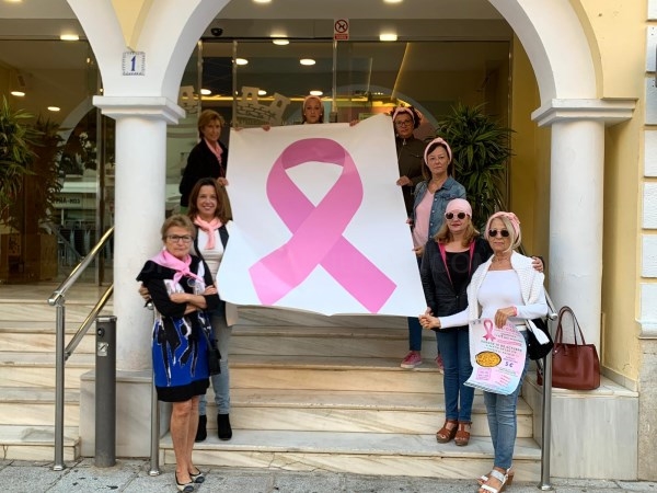 Almuñécar se suma a la lucha contra el cáncer iluminando sus edificios de rosa
