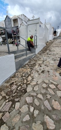 Una decena de operarios limpian y adecentan el cementerio de cara a la Festividad de Todos los Santos