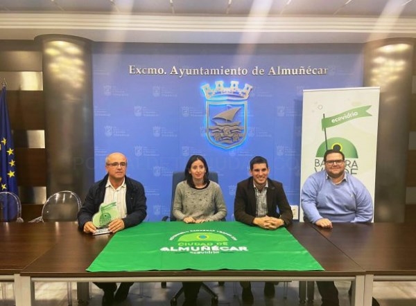 Almuñécar galardonada con la Bandera Verde de Ecovidrio por su compromiso con la sostenibilidad y el reciclado de vidrio