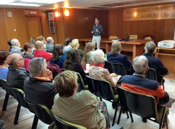 El profesor José Ignacio Illana Calero ofreció una interesante conferencia sobre la física del tiempo