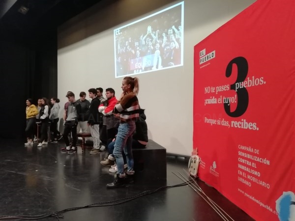 Más de 200 alumnos de dos centros de Salobreña participan en la campaña ‘Yo Cuido mi Pueblo’