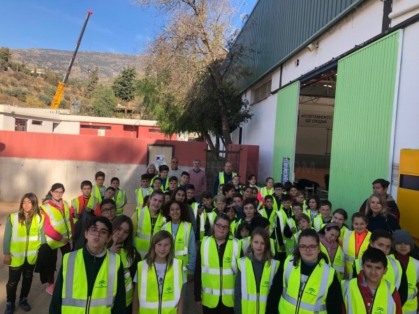 La colocación de enormes vigas para la reconstrucción del puente de Río Chico causa gran expectación en Órgiva