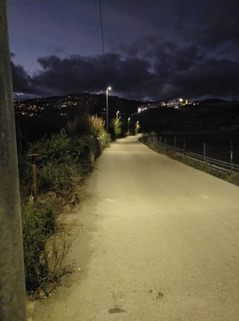 El camino del Gambullón ya tiene iluminación tras la instalación de 11 nuevas farolas