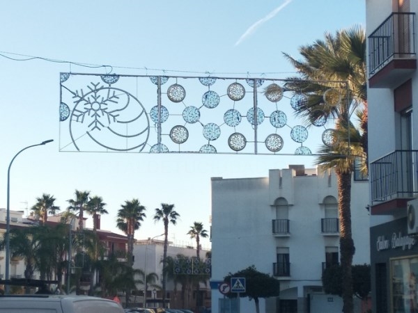 Salobreña contará este año con más iluminación navideña sumando seis arcos y 23 adornos verticales en farolas