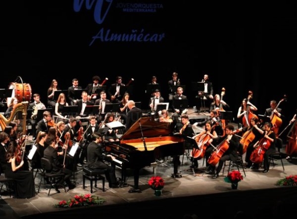 La Joven Orquesta Mediterránea llenó el auditorio sexitano en el Concierto de Año Nuevo de Almuñécar