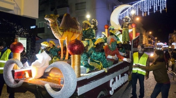 Música, pasacalles y nieve artificial para acompañar a los Reyes Magos en la Cabalgata
