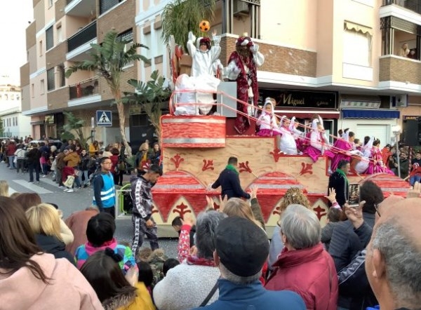 La Cabalgata de Reyes de Almuñécar llenó las calles y avenidas durante el recorriod por la ciudad sexitana