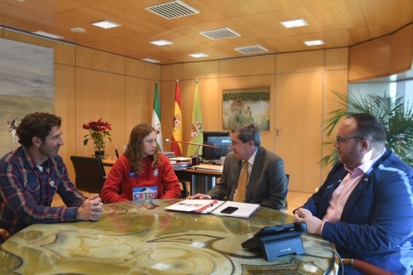 Entrena recibe a la joven esquiadora granadina Luna Espín