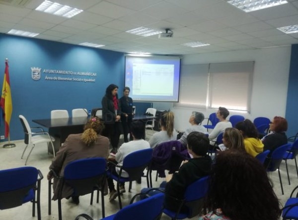 El Centro de Servicios Sociales de Almuñécar acogió la presentación del libro “En Clave de Igualdad”
