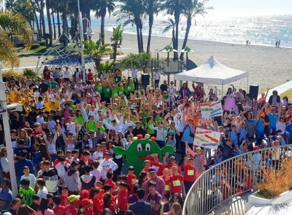 Un millar de chicos y chicas de los centros educativos de Almuñécar y La Herradura participaron en la Marcha por la Igualdad