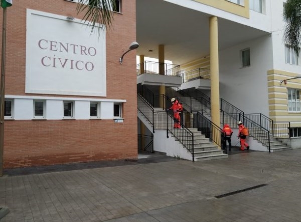 Los Bomberos de Almuñécar llevan a cabo la campaña de desinfección en los edificios oficiales de La Herradura