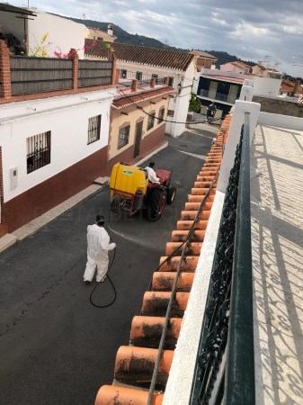Varios agricultores se suman a las labores de desinfección de Salobreña y sus anejos