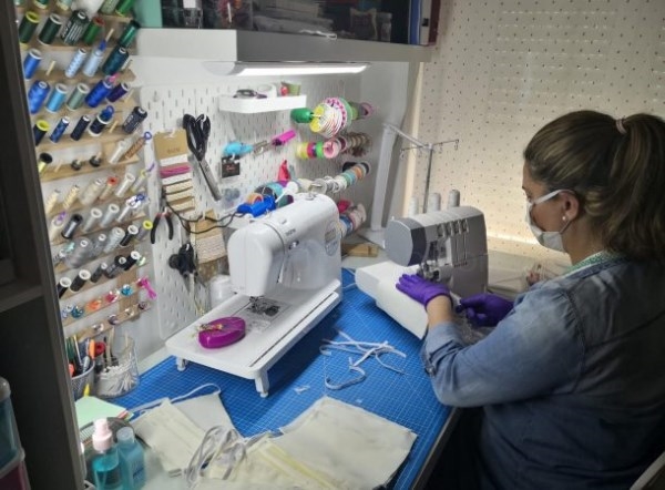 La Cofradía de La Herradura consigue reunir más de un millar de mascarillas elaboradas por 14 voluntarias