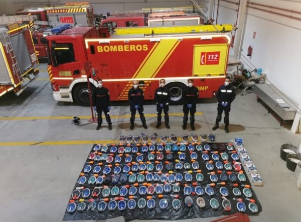 Los Bomberos de Almuñécar han conseguido reunir más de un centenar máscaras en 24 horas