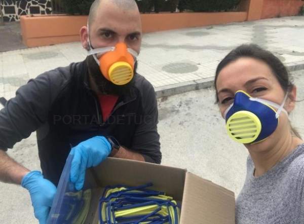 El joven sexitano Carlos Suarez ha elaborado más de medio millar de mascaras de pantalla gracias a su impresora 3D
