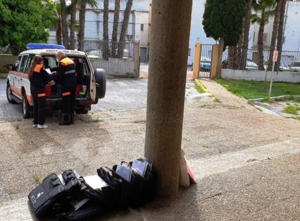 El IES Al Andalus de Almuñécar ha hecho llegar ordenadores y material escolar a los alumnos que no tenían, a través de voluntarios de Protección Civil