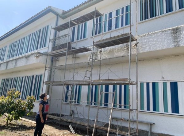 El Ayuntamiento deAlmuñécar elimina humedades en el Colegio Público La Santa Cruz con una inversión de más de 20.000 euros