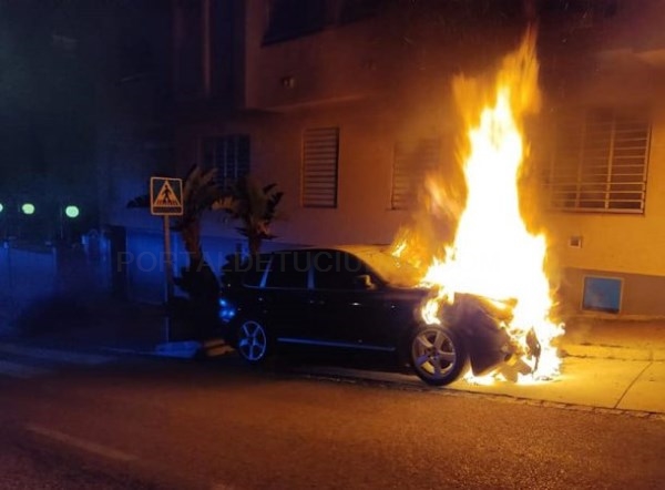 Bomberos de Almuñécar sofocaron el fuego en un vehículo de alta gama estacionado en la Cuesta Godoy