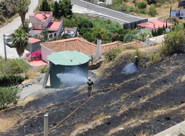 Bomberos de Almuñécar sofocan un incendio en un solar de la urbanización Delta