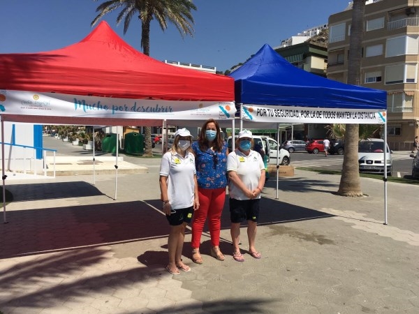 Entrega carpas a los Vigilantes de las playas.