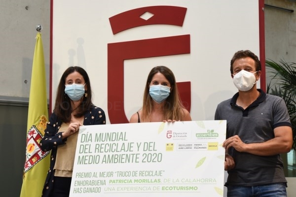 Una vecina de La Calahorra, ganadora del concurso “Trucos de Reciclaje” de Diputación y Ecoembes