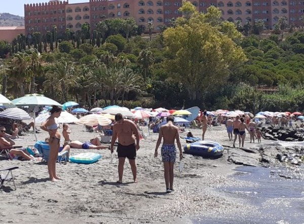 La Policía Local de Almuñécar y Auxiliares de Playa cierran este domingo la playa Calabajío por completar el aforo