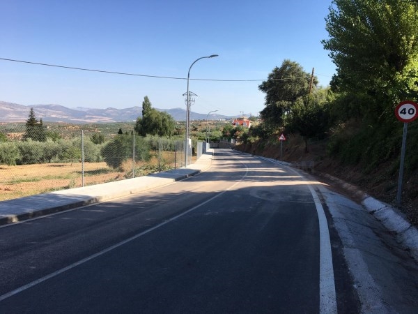 Diputación finaliza las obras de ensanche y construcción de acerado en la carretera de acceso a Nívar