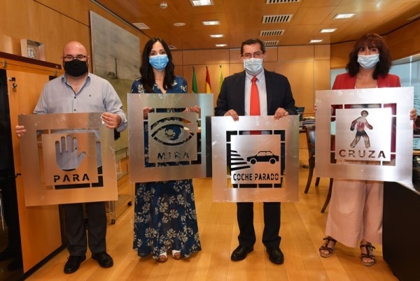 Diputación adaptará los pasos de peatones de los municipios para personas con autismo