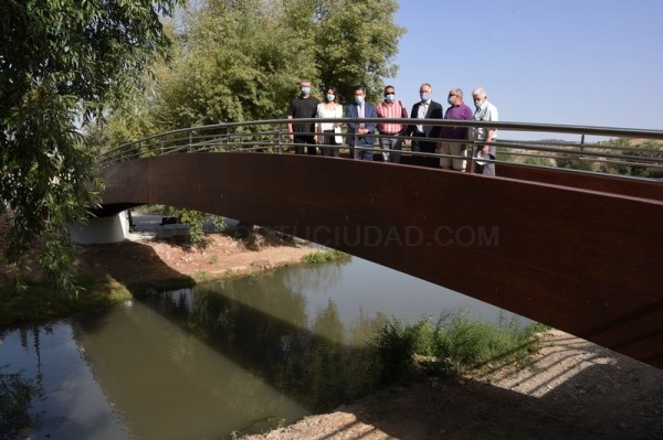 Santa Cruz del Comercio cuenta desde hoy con una pasarela peatonal sobre el río Alhama, única en la provincia de Granada