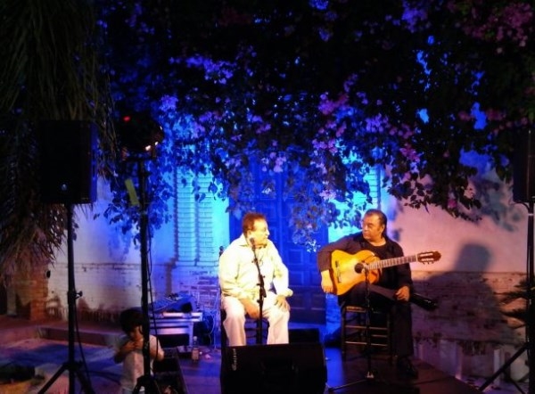 El cante de Rafael Muñoz “El Niño del Cerval” y la guitarra de Ricardo de la Juana animaron la plaza de Los Higuitos de Almuñécar
