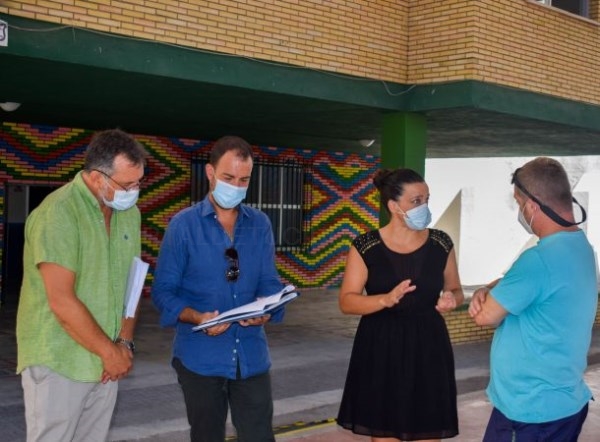 Los ediles de Mantenimiento y Educación del Ayuntamiento de Almuñécar supervisan las medidas realizadas e implantadas en los colegios