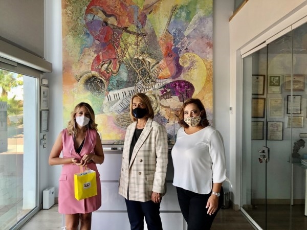 El Ayuntamiento de Motril hace entrega del sello de ‘Comercio seguro’ al centro educativo ‘Musarte’