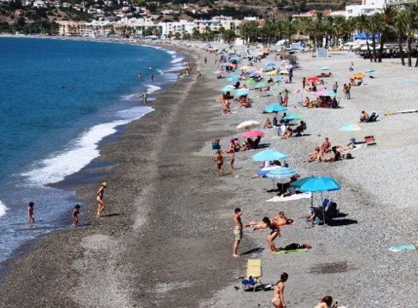 Las playas de Almuñécar y La Herradura viven con ambiente veraniego este primer fin de semana del otoño