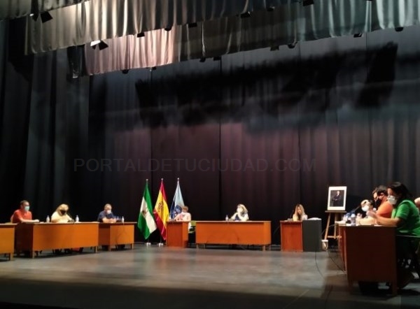 La propuesta, que recibió el apoyo unánime del pleno municipal, recoge la solicitudes de Técnico en Educación Infantil, Técnico Atención a Personas en