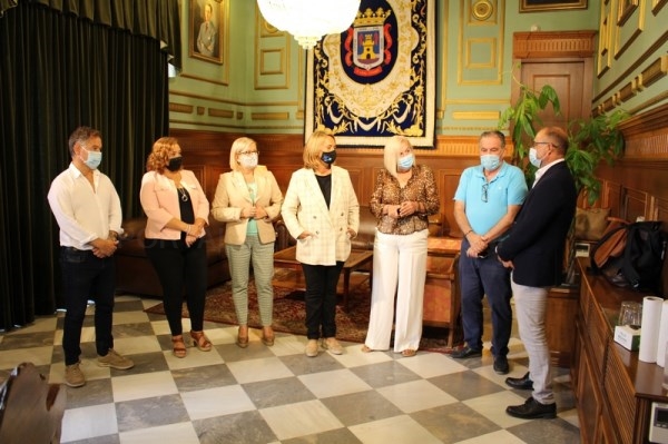 El Ayuntamiento y el hospital firman el convenio para la cesión de un local que permitirá iniciar la ampliación del centro