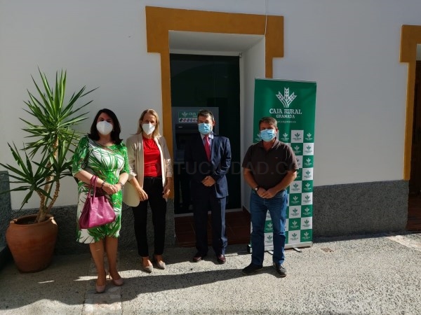 Los vecinos de Gualchos ya cuentan con un cajero para sus gestiones bancarias
