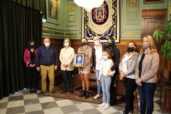 La alcaldesa felicita a la bailaora motrileña Sara Sánchez por ser un ejemplo de superación juvenil