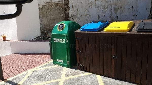 Un proyecto integral de recogida de vidrio en Salobreña permite desde ya el reciclaje en el Casco Histórico de la Villa