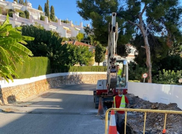 La empresa de Agua y Servicios lleva a cabo la instalación de la tubería de abastecimiento de la Urbanización Las Palomas en La Herradura