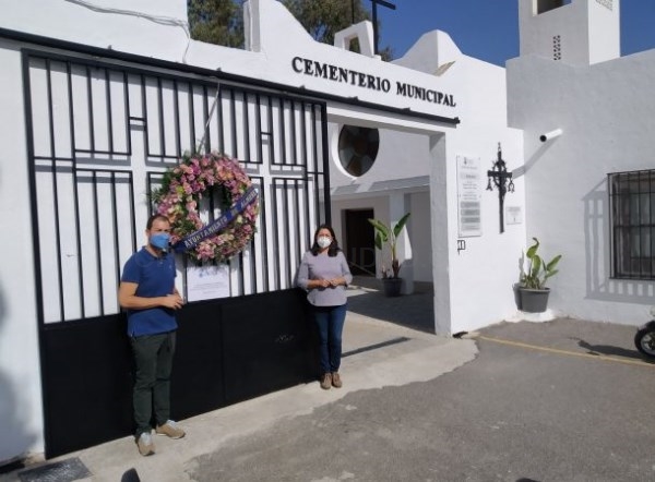 Almuñécar rinde homenaje a los difuntos que no pueden ser visitados estos días en el Cementerio