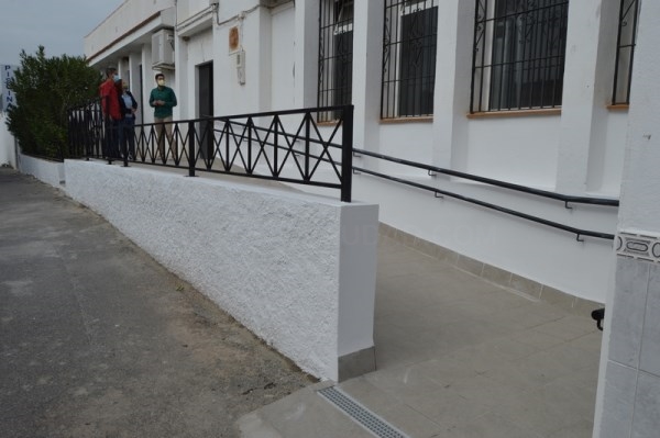 El Ayuntamiento arregla el gimnasio de Lobres, mejorando los accesos y acabando con los problemas de humedad