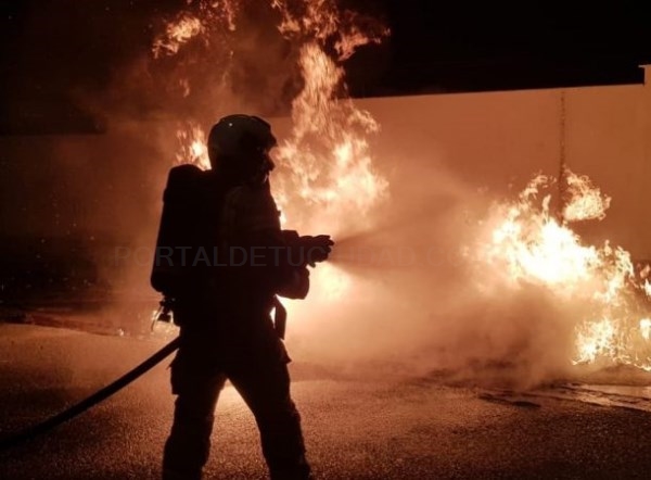 Bomberos de Almuñécar sofocan el fuego en un contenedor en la Urbanización Galera Playa