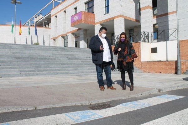 Salobreña adapta los pasos de cebra con pictogramas para facilitar la accesibilidad de las personas con discapacidad
