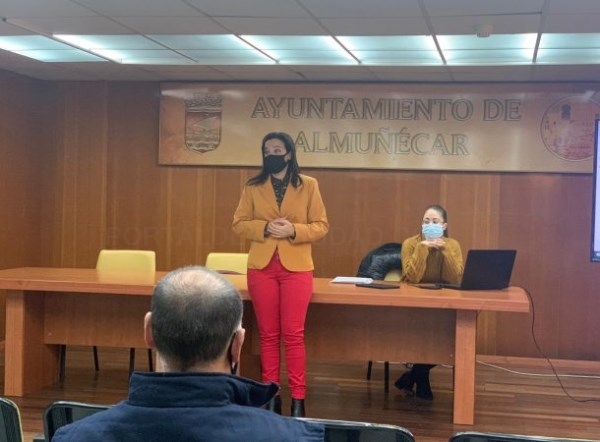 Almuñécar clausura cursos de prevención de riesgos laborales de agricultura y pavimentos y albañilería