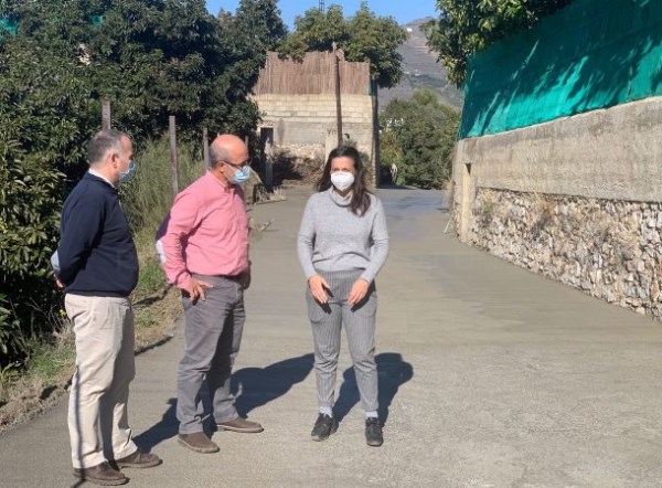 El Ayuntamiento de Almuñécar lleva a cabo el hormigonado parcial del Camino de las Colinas de la Cruz