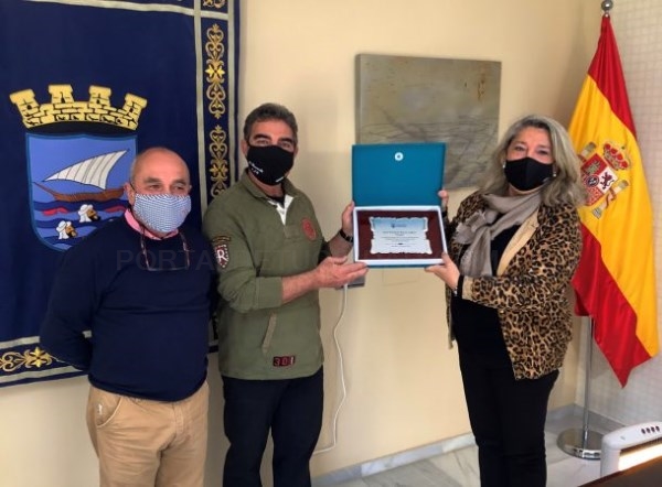 El Ayuntamiento de Almuñécar rinde homenaje al policía local José Antonio Rivas “Chiqui” tras jubilarse