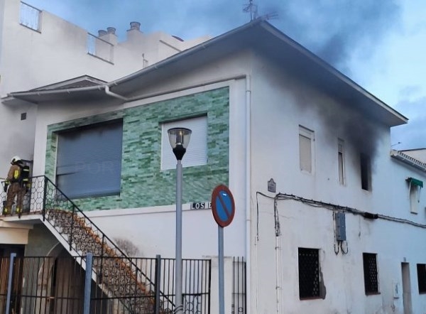 Bomberos de Almuñécar sofocan el incendio en una vivienda en Puerta del Mar que ha provocado daños materiales